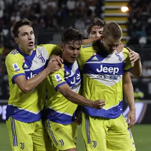 Befreiungsschlag: Federico Chiesa und Paulo Dybala feiern den Siegtreffer von Matthijs de Ligt (v.l.)