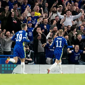 Timo Werner (11) wird für seinen Treffer von der Stamford Bridge gefeiert