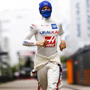 Mick Schumacher joggt in der Boxengasse