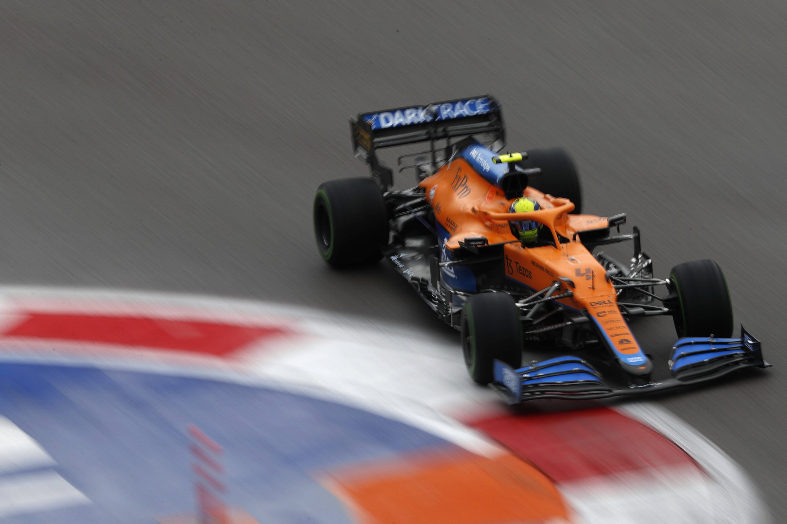 McLaren-Pilot Lando Norris darf sich über die Pole-Position am Sonntag in Sotschi freuen