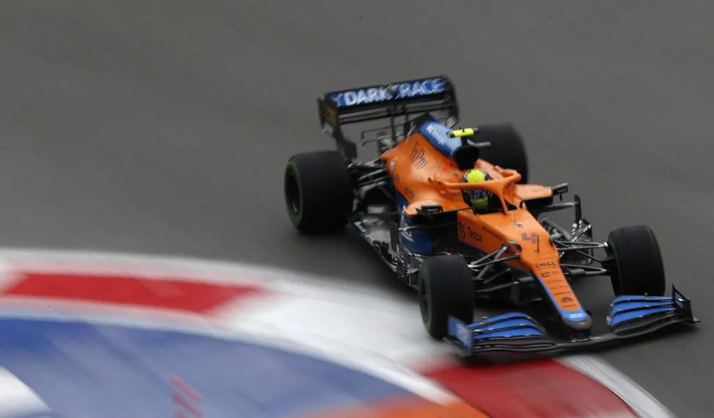 McLaren-Pilot Lando Norris darf sich über die Pole-Position am Sonntag in Sotschi freuen