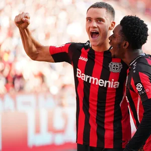 Florian Wirtz (l.) darf mit Vorlagengeber Jeremie Frimpong über seinen Treffer zum 1:0 gegen Mainz jubeln
