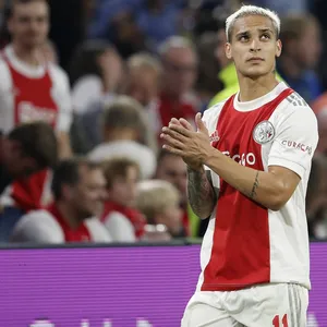 Antony klatscht den Zuschauern von Ajax Amsterdam Beifall.