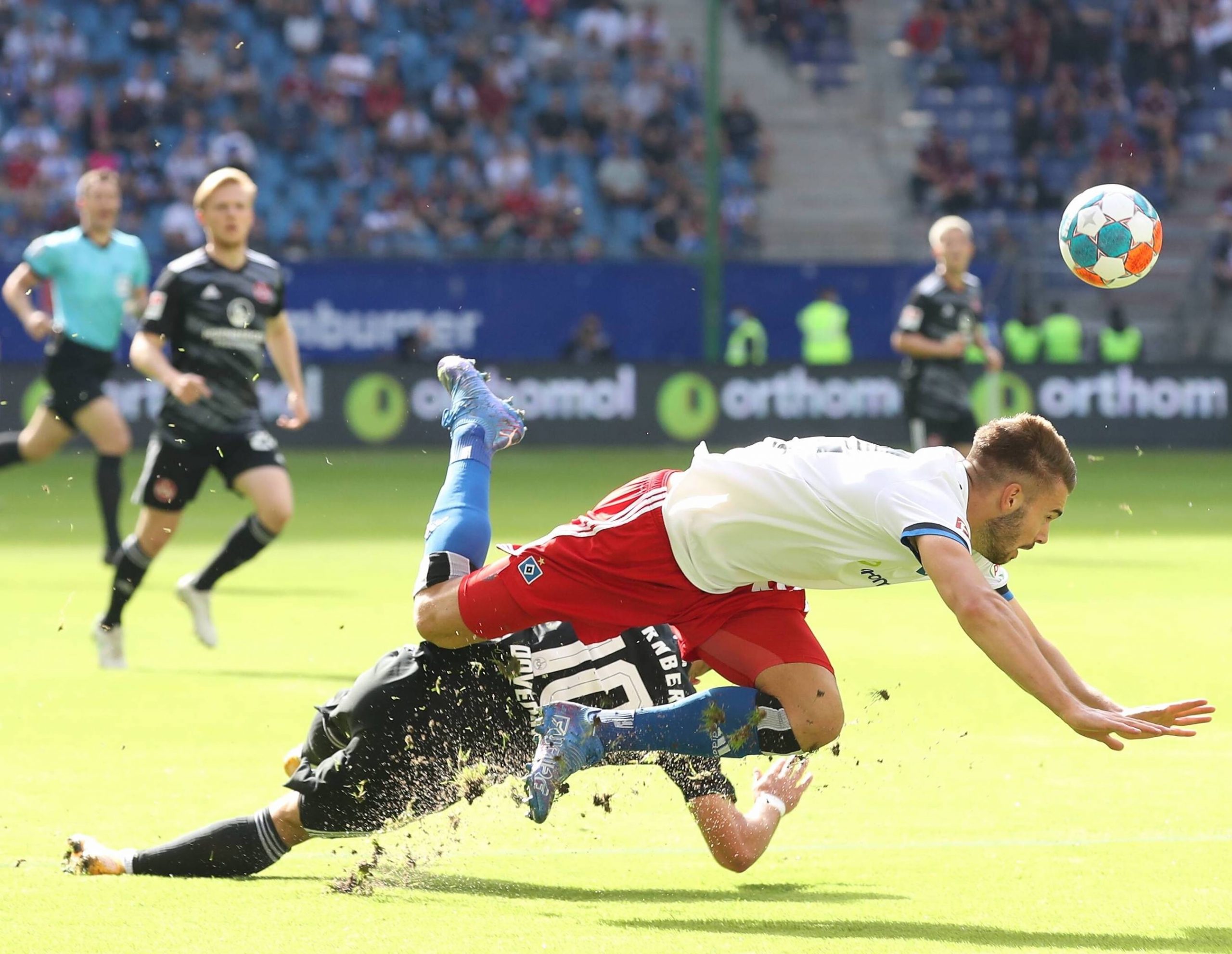 HSV-Verteidiger Mario Vuskovic und Nürnbergs Nikola Dovedan liegen am Boden. Der HSV-Verteidiger verursachte einen Elfmeter.