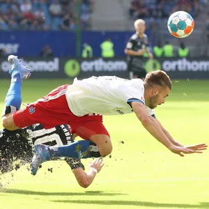 HSV-Verteidiger Mario Vuskovic und Nürnbergs Nikola Dovedan liegen am Boden. Der HSV-Verteidiger verursachte einen Elfmeter.