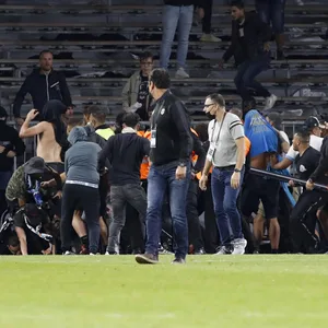 Eskalation beim Ligue-1-Spiel Angers - Marseille: Fans beider Mannschaften prügelten sich auf dem Spielfeld