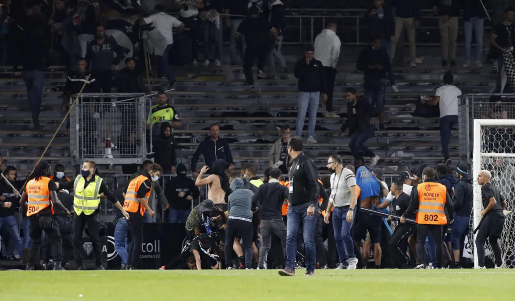 Eskalation beim Ligue-1-Spiel Angers - Marseille: Fans beider Mannschaften prügelten sich auf dem Spielfeld