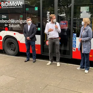 Tommy Harders, Projektleiter BiDiMoVe beim LSBG, Verkehrssenator Anjes Tjarks (Grüne), Hochbahn-Vorständin Claudia Güsken und Dr. Stefan Klotz, Geschäftsführer LSBG beim Pressetermin.