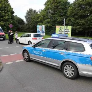 Einsatzkräfte an der Unfallstelle in Rostock.
