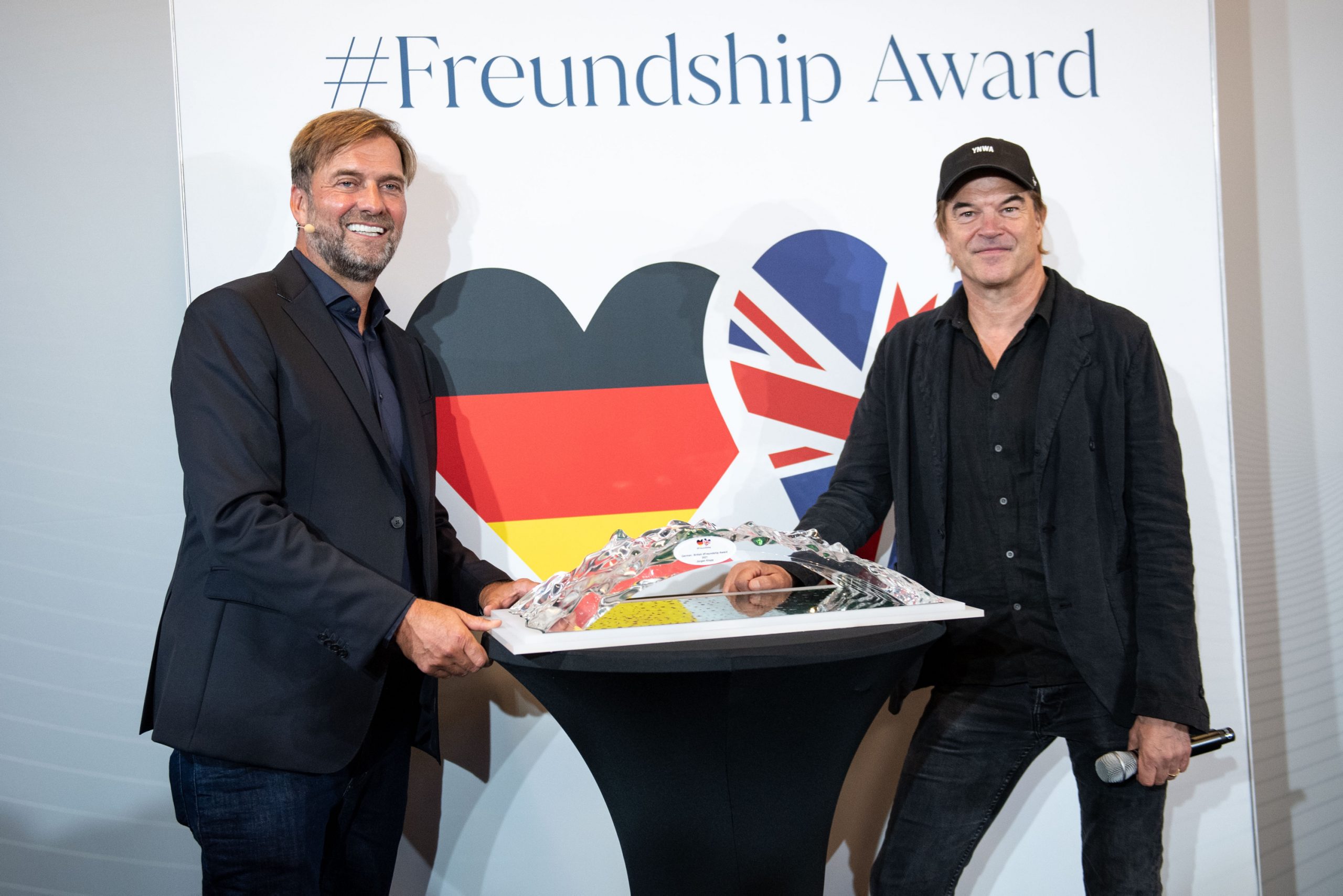 Liverpool-Coach Jürgen Klopp (l.) wurde als Preisträger des #Freundship-Awards ernannt