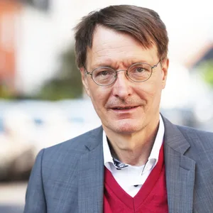 SPD-Gesundheitsexperte Karl Lauterbach hält eine volle Stadionauslastung mit 2G für „nicht sinnvoll“