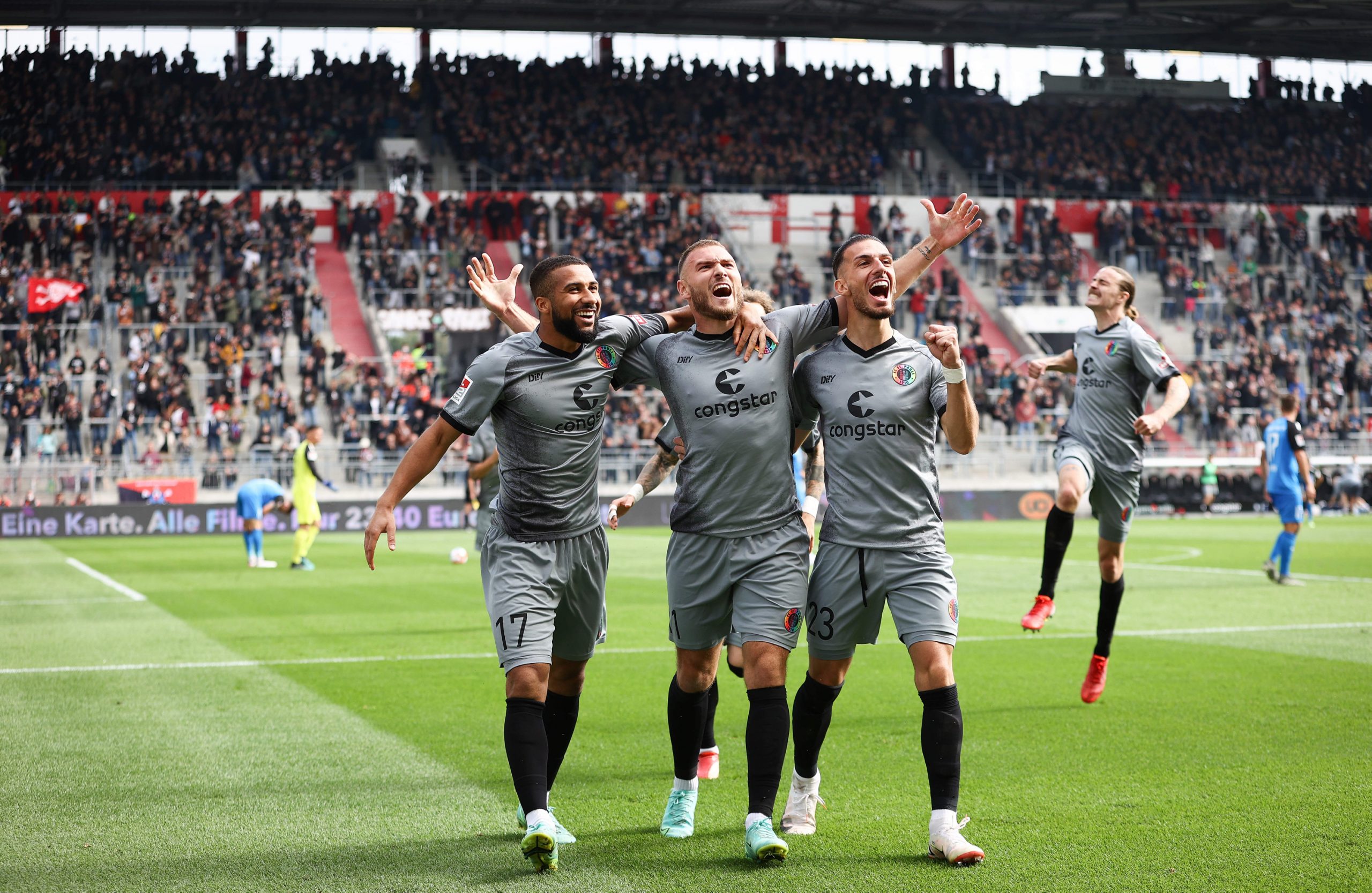 Kyereh, Dittgen und Paqarada (von links) feiern ein Tor des FC St. Pauli