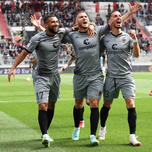 Kyereh, Dittgen und Paqarada (von links) feiern ein Tor des FC St. Pauli