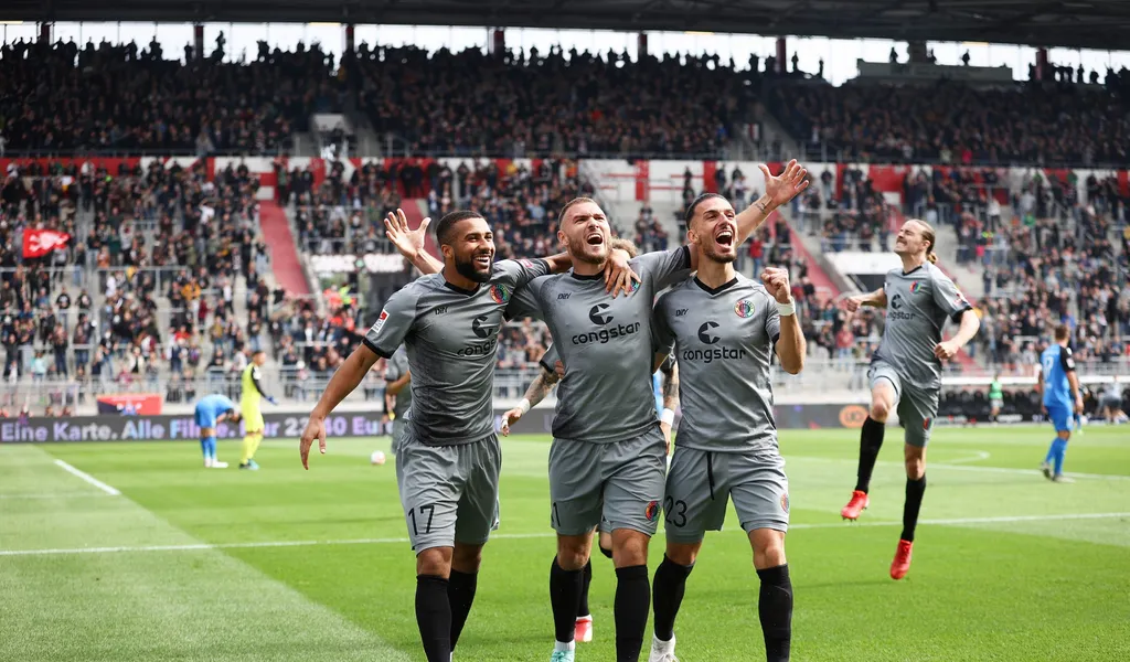 Kyereh, Dittgen und Paqarada (von links) feiern ein Tor des FC St. Pauli