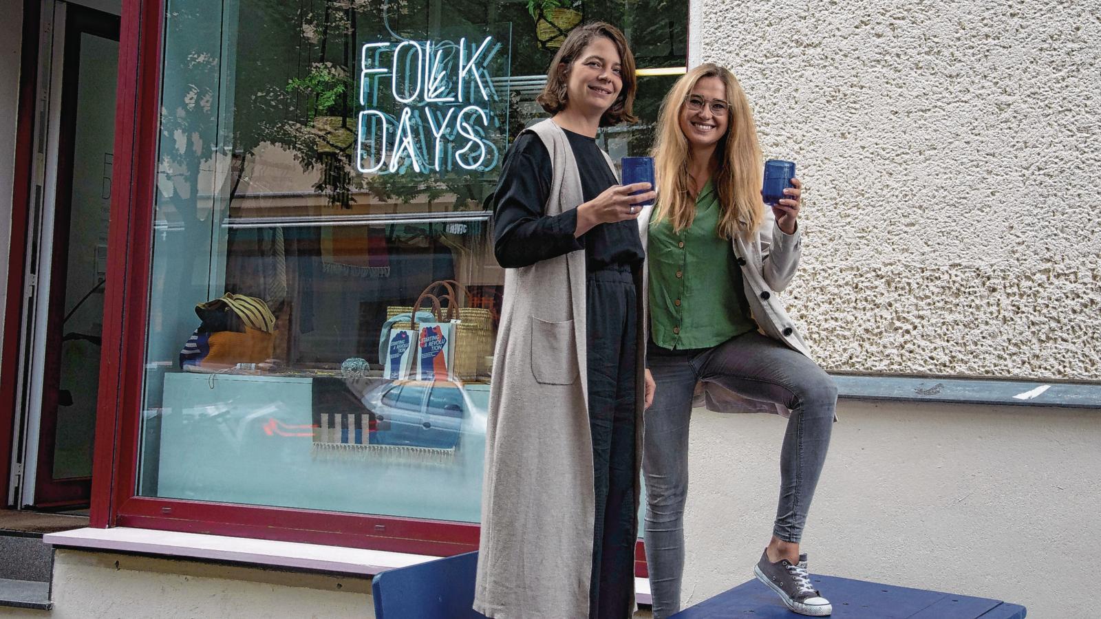 Lisa Jaspers vom „Fair Fashion“-Label Folkdays (li) trifft sich mit „Viva con Agua“-Geschäftsführerin Carolin Stüdemann auf ein Wasser.