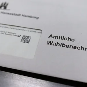 Musterbriefe mit der Aufschrift „Amtliche Wahlbenachrichtigung“. (Symbolbild)