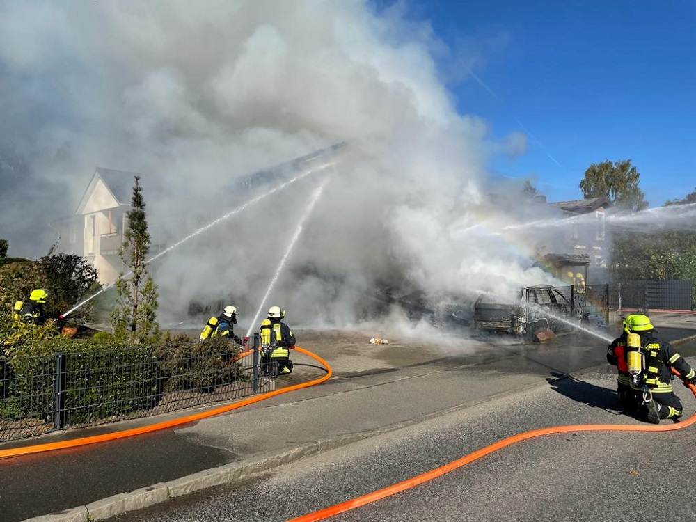 Feuerwehr löscht Carport.