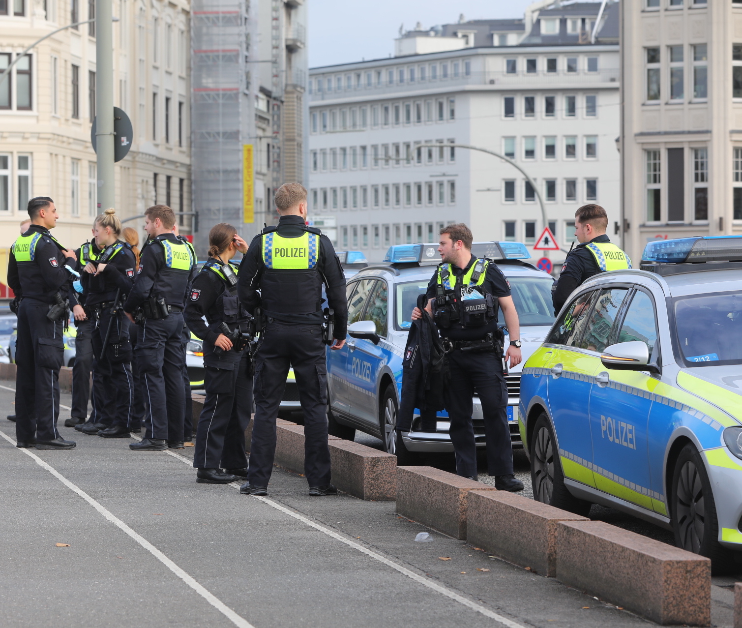 Polizeikräfte im Bereich des Hamburger Hauptbahnhofs.