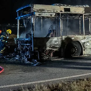 Von dem Bus blieb nur noch ein Stahlgerippe übrig.