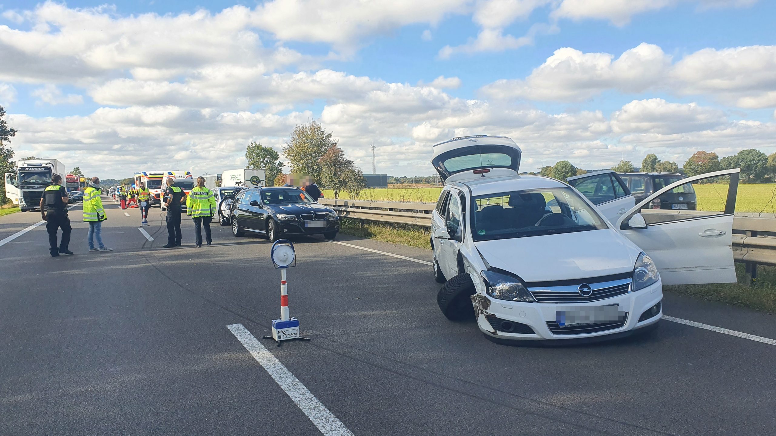Ein am Unfall beteiligtes Auto auf der A1 kurz vor Hamburg.