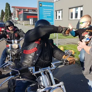 Matheo (2) bekommt einen „Check” von einem Biker.