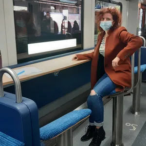 MOPO-Reporterin Annalena Barnickel im neuen Waggon der S21 bei der Probefahrt im Herbst 2021 nach Bergedorf