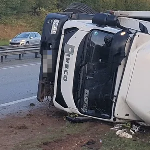 Der umgekippte Laster auf der A20 bei Lübeck.