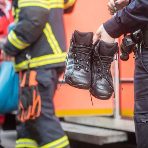 Die nassen Schuhe der Polizisten.