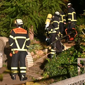 Feuerwehrleute am Einsatzort in Hamburg-Eißendorf.