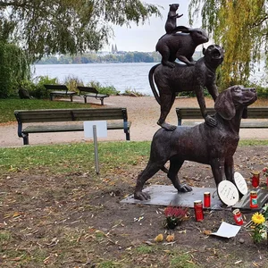 Tierschützer haben eine Skulptur an die Alster gestellt und wollen damit an getötete Tiere erinnern.