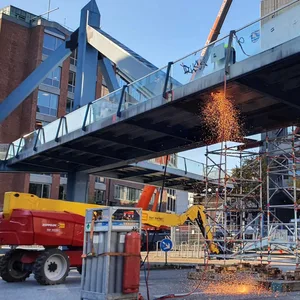Funken sprühen bei Bauarbeiten an der Cremonbrücke