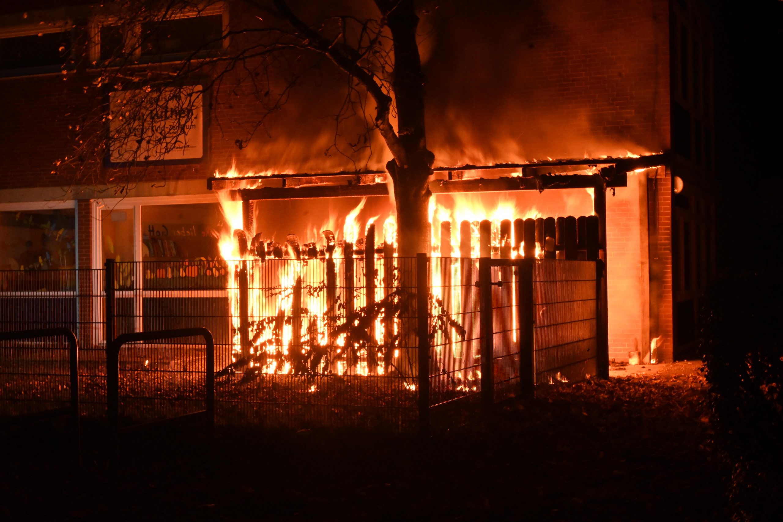 Schon beim Eintreffen der Feuerwehr standen die Mülltonnen in Flammen.