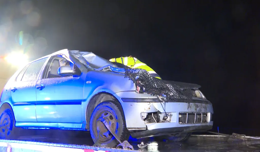 Der VW Polo musste nach dem Unfall auf der A7 abgeschleppt werden.