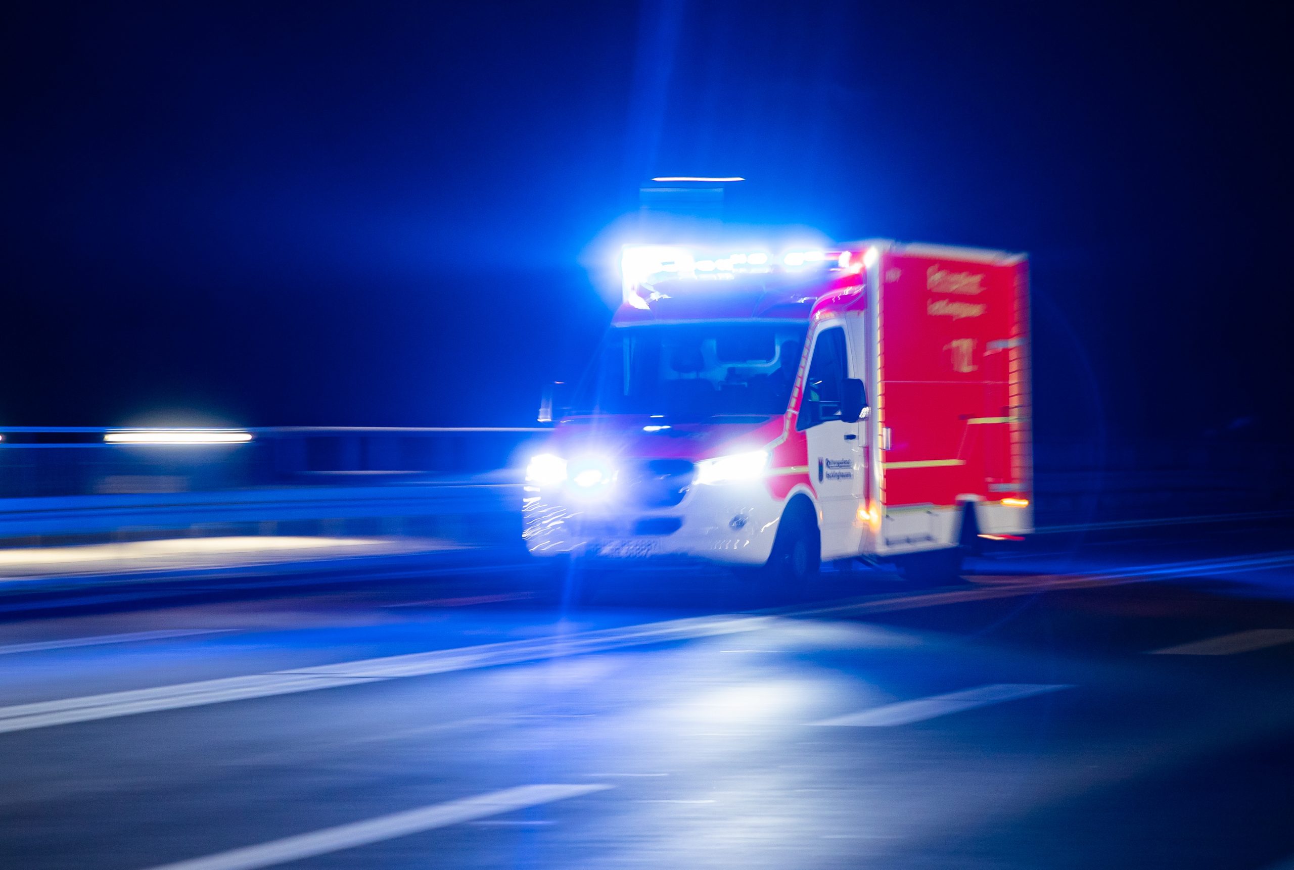 Rettungswagen im Einsatz. Eine 18-jährige Frau stürzte beim Schlafwandeln aus dem 5. Stock – sie wurde schwerverletzt ins Krankenhaus gebracht. (Symbolbild)