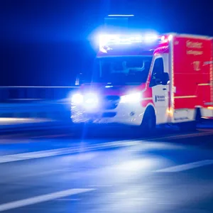 Rettungswagen im Einsatz. Eine 18-jährige Frau stürzte beim Schlafwandeln aus dem 5. Stock – sie wurde schwerverletzt ins Krankenhaus gebracht. (Symbolbild)