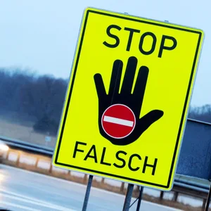 Solche Schilder sollen gegen Geisterfahrer schützen. Ihre Wirkung ist umstritten.