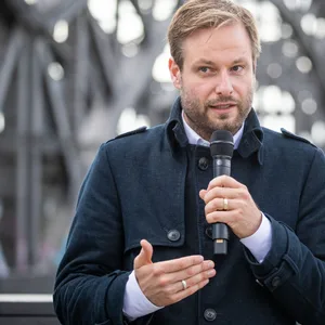 Verkehrssenator Anjes Tjarks will die Gleise über die Norderelbe ausbauen lassen.