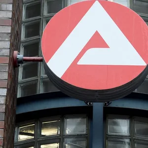 Das Schild der Agentur für Arbeit ist an der Fassade der Agentur zu sehen.