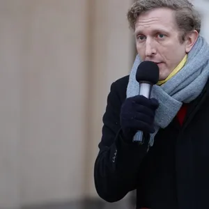 Der Journalist Anselm Lenz spricht bei einer Demonstration für die Pressefreiheit vor dem Brandenburger Tor.