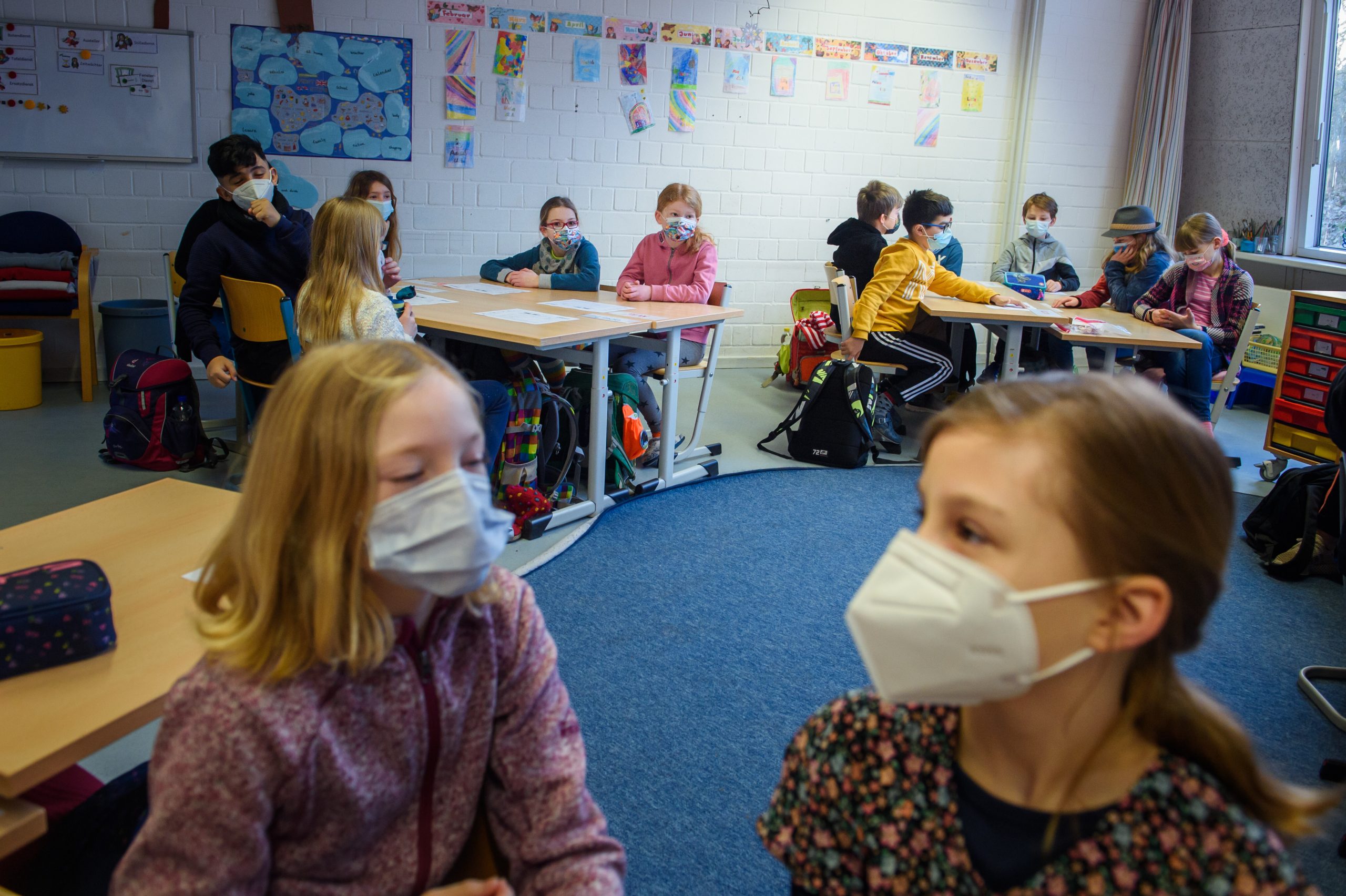 Dürfen Grundschulkinder in Hamburg bald wieder ohne Maske zum Unterricht? (Symbolbild)
