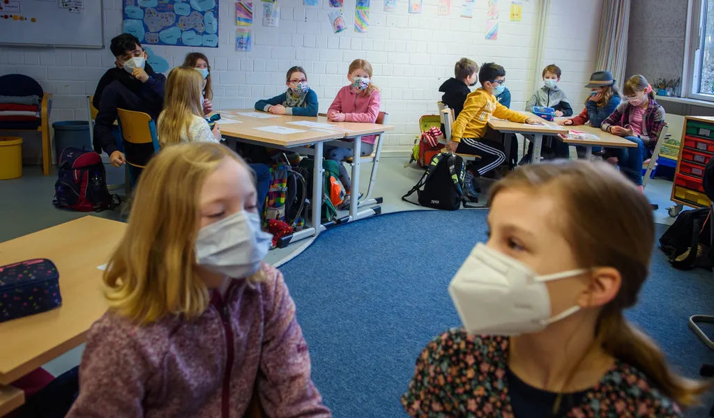 Dürfen Grundschulkinder in Hamburg bald wieder ohne Maske zum Unterricht? (Symbolbild)