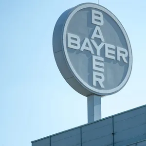Blick auf das Logo am Werk der Bayer Bitterfeld GmbH.