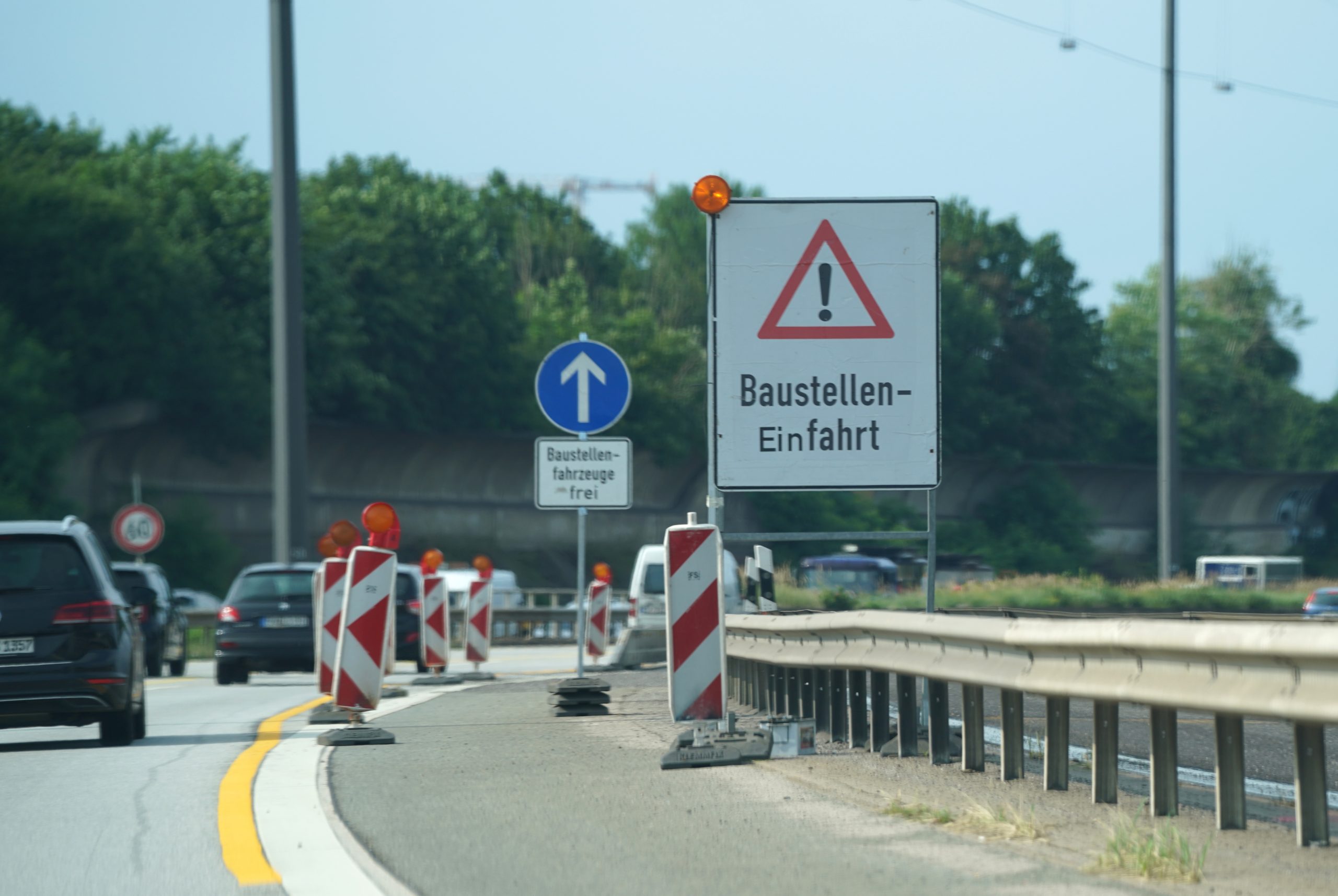 Fahrzeuge fahren auf der Autobahn A255 in Richtung Elbbrücken.