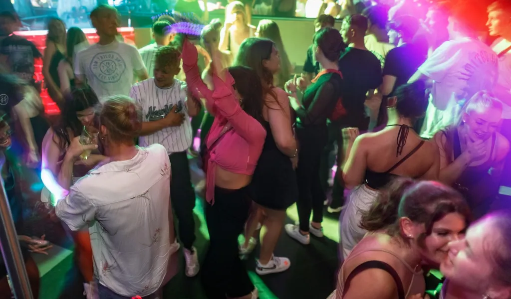 Besucher tanzen in der Diskothek