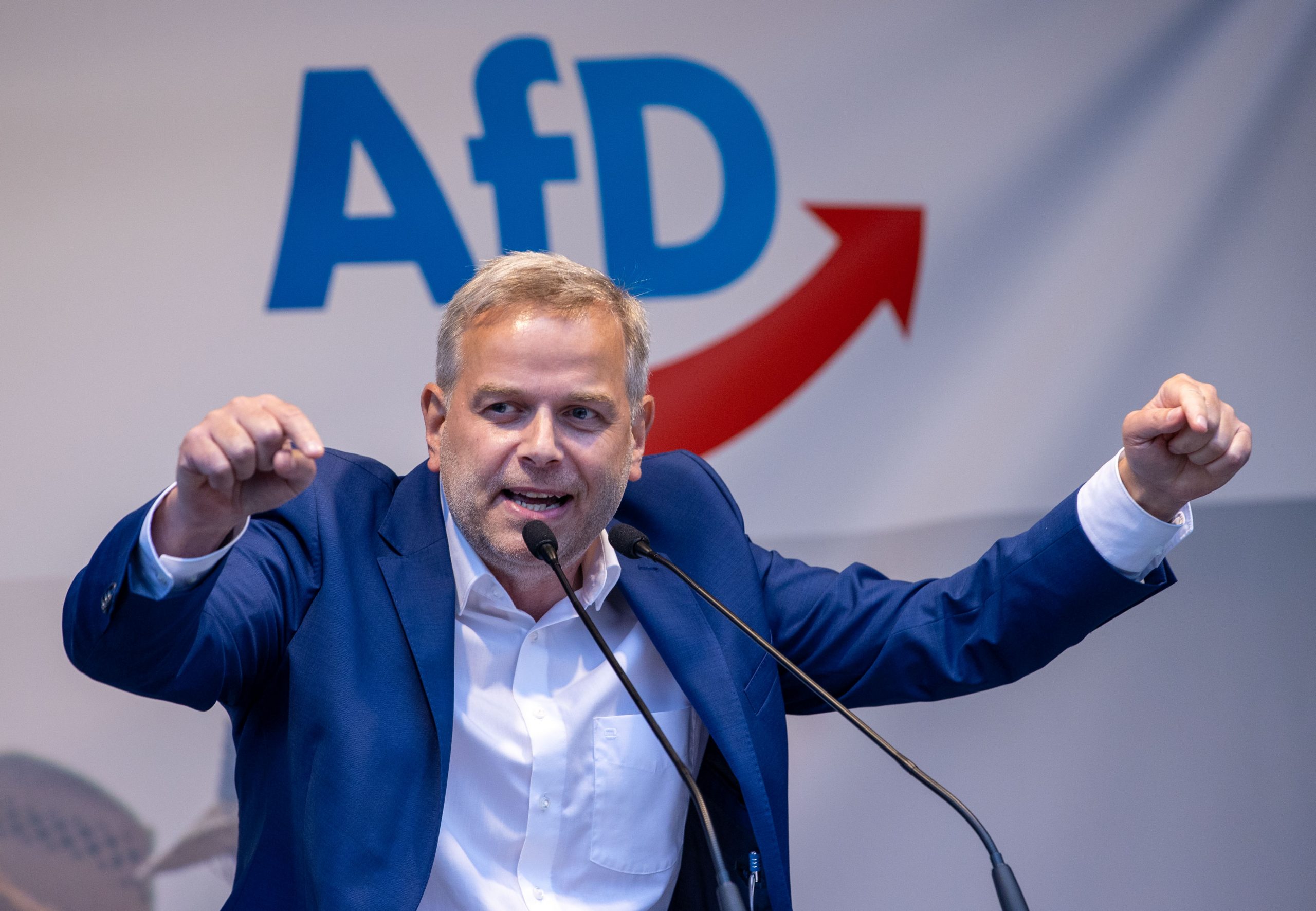 Leif-Erik Holm, Bundestagsabgeordneter und Spitzenkandidat in Mecklenburg-Vorpommern, spricht zum Auftakt der Wahlkampftour der AfD auf der Bühne.