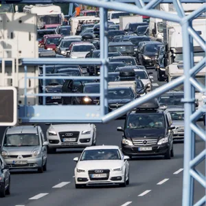 Fahrzeuge stauen sich auf der Autobahn A7 in Hamburg Schnelsen in Richtung Süden vor dem Elbtunnel.