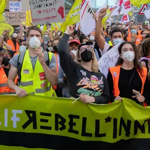 "Tarif-Rebellinnen" steht auf dem Transparent bei einer Demonstration von Beschäftigen der landeseigenen Berliner Krankenhäuser Vivantes und Charité.