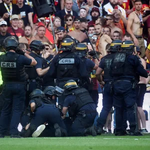 Lille-Fans stürmen Platz