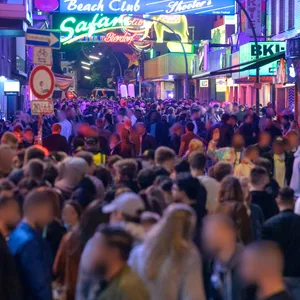 Zahlreiche Nachtschwärmer sind auf der Großen Freiheit unterwegs.