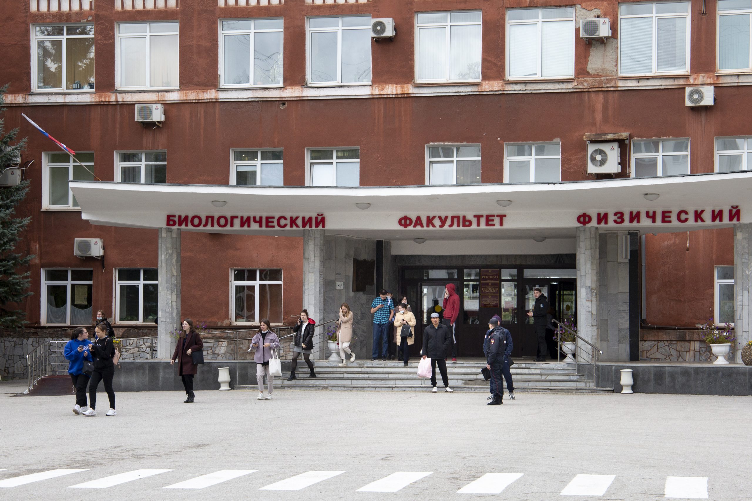 Vor vier Wochen kam es an der Universität in Perm zu einem Amoklauf: Hier verlassen Student:innen das Gebäude.